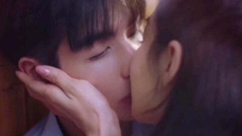 吻戏脱图片,吻戏画面背后的浪漫演绎