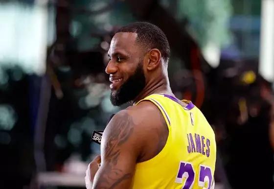 詹姆斯超清生活照,揭秘篮球巨星的真实日常